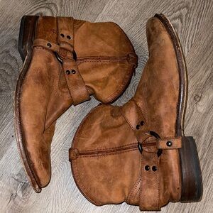 Frye Wyatt Harness short ankle boots in cognac brown distressed leather 10